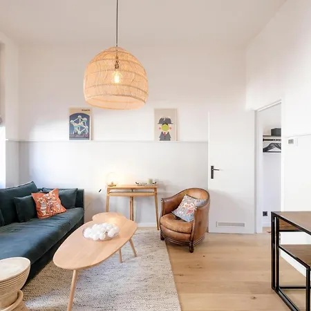 Fabulous In Chatelain Area With Balcony
