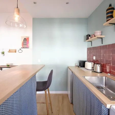 Fabulous In Chatelain Area With Balcony *